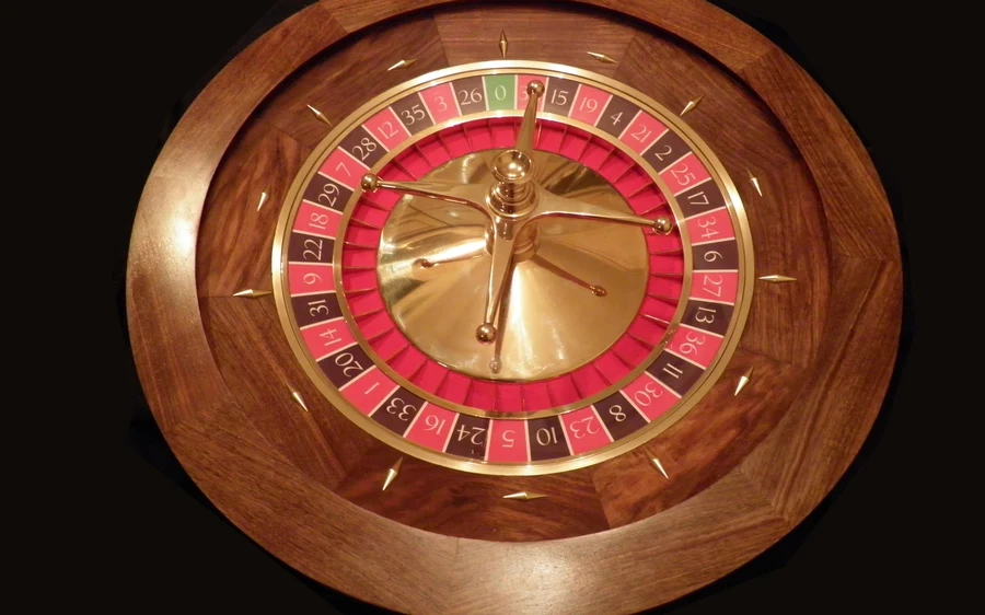 Real Live Casino Roulette Wheel & Bettors
